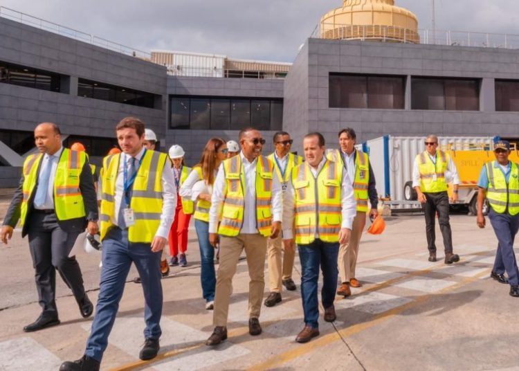 Paliza supervisa trabajos de modernización del Aeropuerto de Las Américas