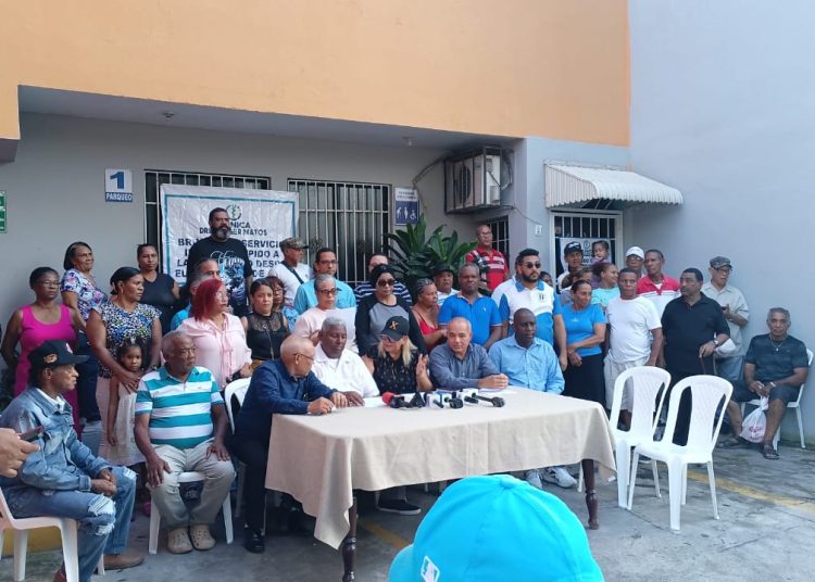 Comunitarios de Los Mameyes reclaman reapertura de la Clínica Leger Matos tras más de un año cerrada