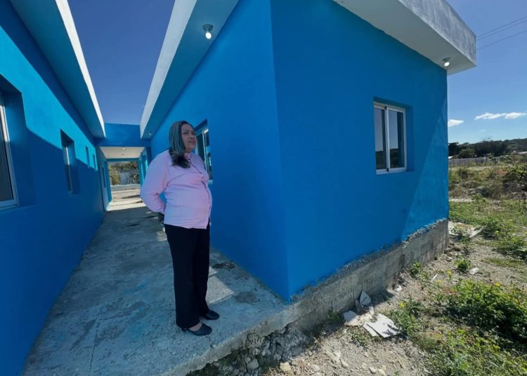 Gobernadora de Azua supervisa avance de obras de infraestructura en Las Yayas y Villa Palmarejo