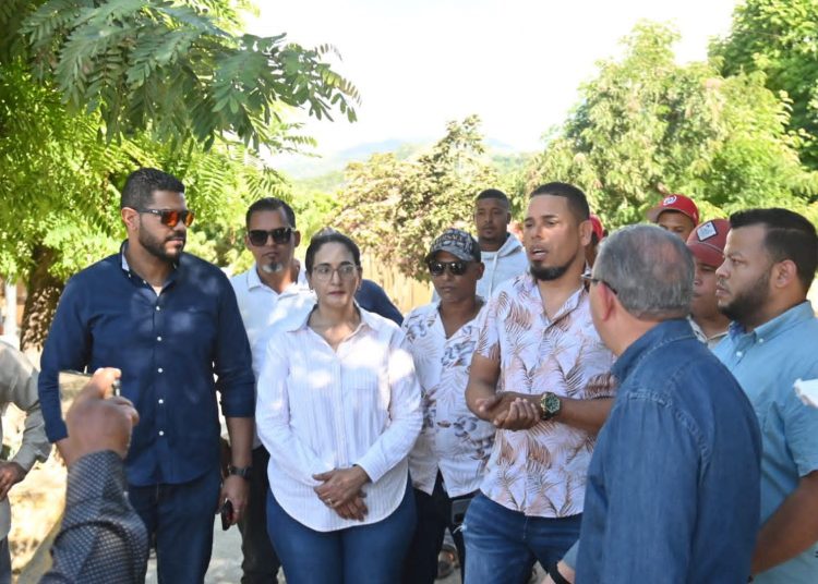 Comisión del MOPC y senadora Lía Díaz realizan levantamiento para asfaltado de comunidades en Azua