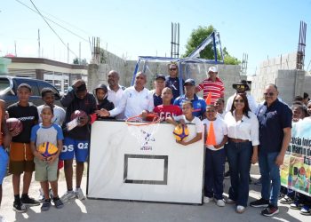 INEFI entrega cancha móvil de baloncesto a jóvenes del barrio Los Restauradores, en Azua