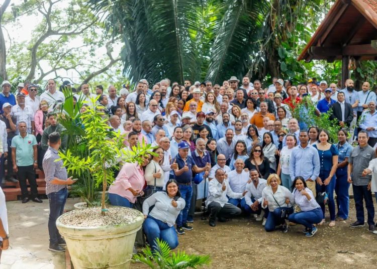 Carolina Mejía recibe apoyo en Santiago con mira a sus aspiraciones presidenciales