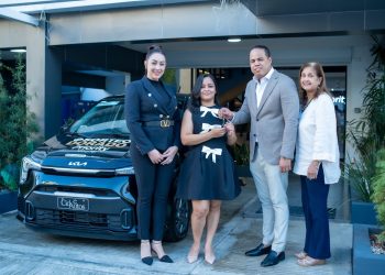 Priority Courier entrega automóvil a ganadora de su Sorteo Dorado 2025
