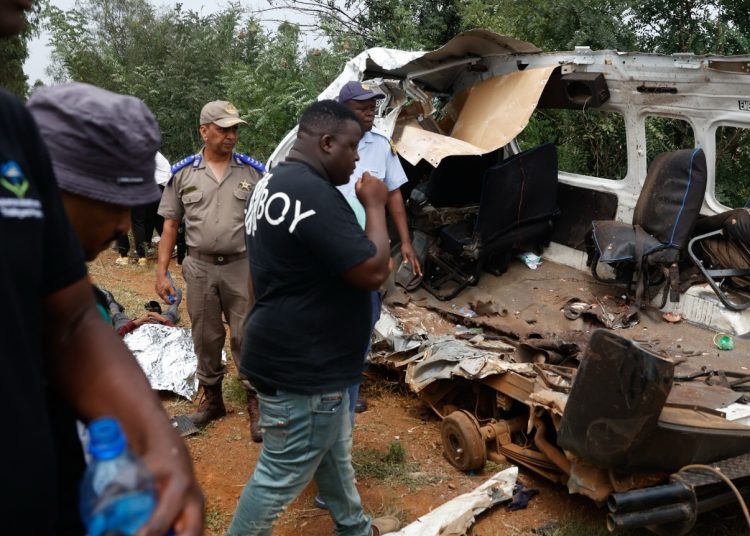 Rebajan a 12 los alumnos muertos en un accidente en Sudáfrica y detienen a su conductor