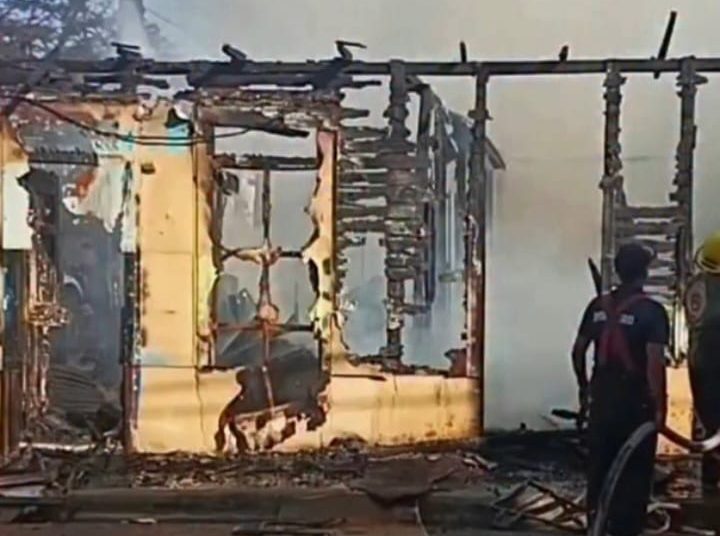 Incendio continúa fuera de control en el centro de Azua