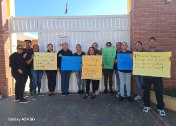 Conserjes y administrativos de escuelas públicas realizan protesta pacífica en Jarabacoa por aumento salarial