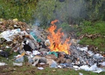 Vecinos incendian basura en Los Alcarrizos ante semanas sin recogida