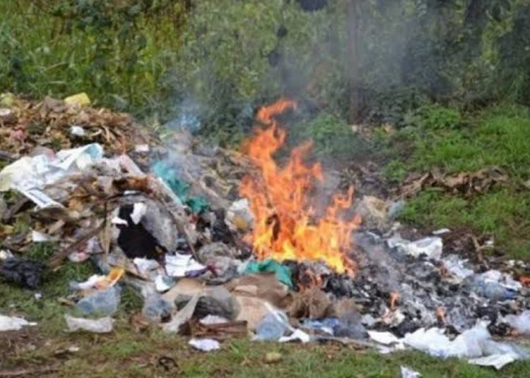 Vecinos incendian basura en Los Alcarrizos ante semanas sin recogida