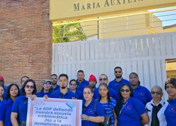 ADP Jarabacoa protesta y pide remodelación de la escuela intermedia; comunidad exige consulta ciudadana