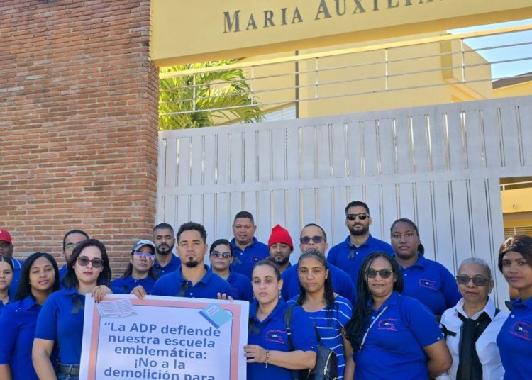 ADP Jarabacoa protesta y pide remodelación de la escuela intermedia; comunidad exige consulta ciudadana