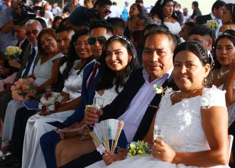 Más de 100 parejas se casan en una boda comunitaria en Lima para celebrar semana del amor