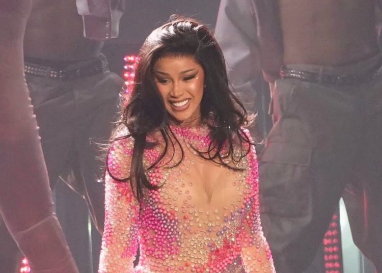 Cardi B arremete contra el ICE en el inicio de su gira “Little Miss Drama Tour”