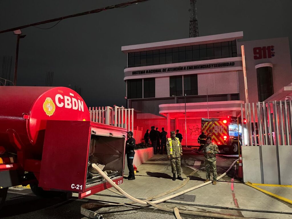 Conato de incendio obliga a evacuar sede del 9-1-1 en la Zona Metropolitana; operaciones continúan desde Santiago | 3 | Conato de incendio obliga a evacuar sede del 9-1-1 en la Zona Metropolitana; operaciones continúan desde Santiago - Noticias de hoy en República Dominicana | De Último Minuto