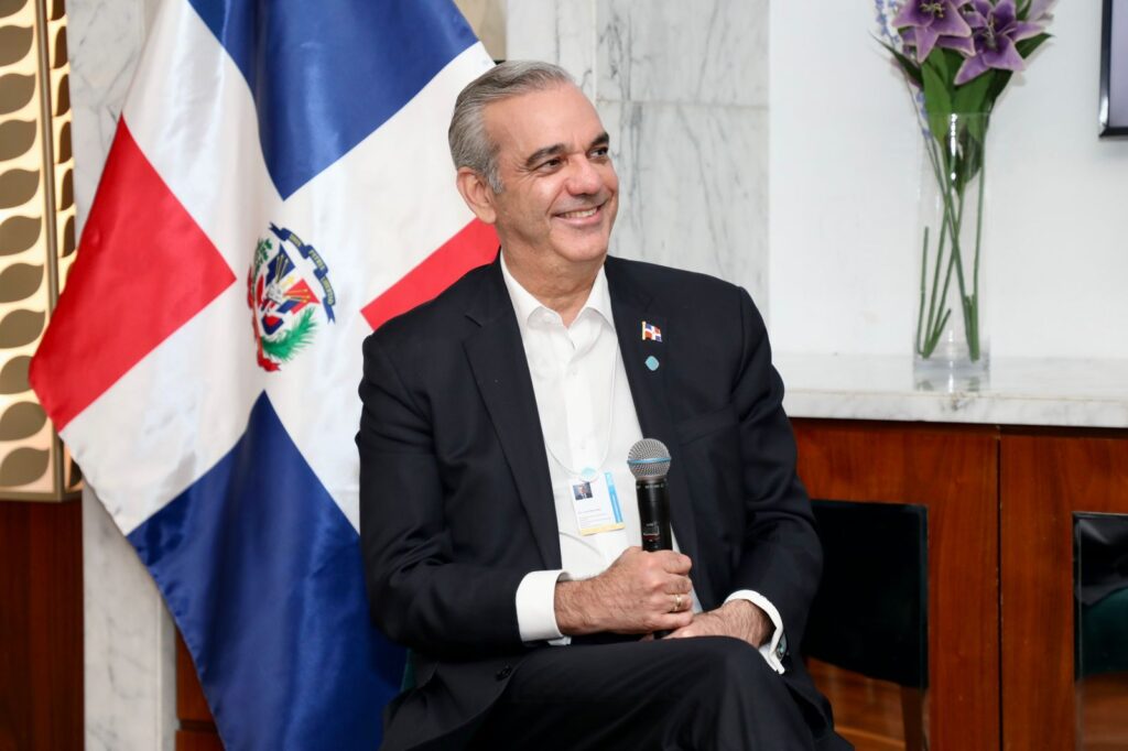 Abinader comparte con la comunidad dominicana en Emiratos Árabes Unidos - Noticias de hoy en República Dominicana | De Último Minuto