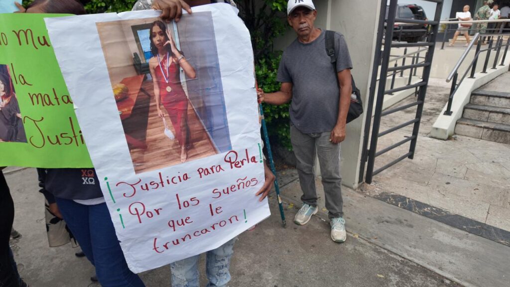 Familiares de Perla Jokasta denuncian que militar implicado usa influencias para evadir la justicia - Noticias de hoy en República Dominicana | De Último Minuto