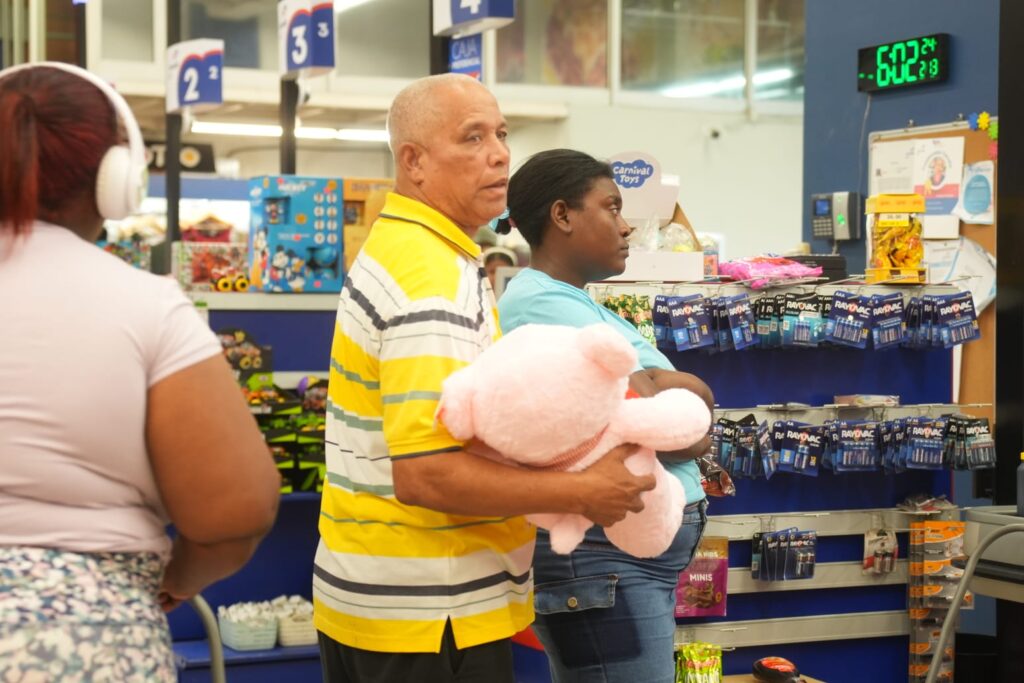 Flores, globos y tazas dinamizan el comercio en San Valentín 2026 | 3 | Flores, globos y tazas dinamizan el comercio en San Valentín 2026 - Noticias de hoy en República Dominicana | De Último Minuto