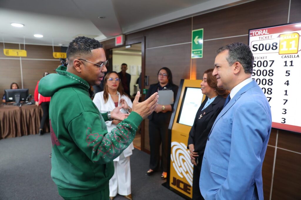 Santiago Matías, primer influencer en recibir nueva cédula; destaca seguridad del documento - Noticias de hoy en República Dominicana | De Último Minuto