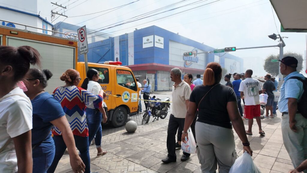 Pese a la humareda por incendio en Garrido, algunos comerciantes de la Duarte siguen operando | 5 | Pese a la humareda por incendio en Garrido, algunos comerciantes de la Duarte siguen operando - Noticias de hoy en República Dominicana | De Último Minuto