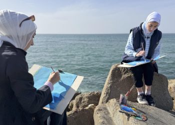 A través del dibujo, jóvenes palestinas combaten el trauma en el puerto de ciudad de Gaza