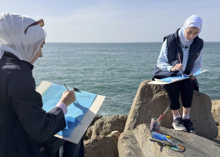 A través del dibujo, jóvenes palestinas combaten el trauma en el puerto de ciudad de Gaza