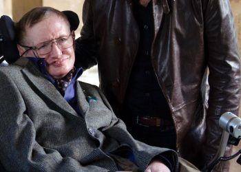 Familia de Stephen Hawking rompe el silencio sobre su foto con mujeres en bikini