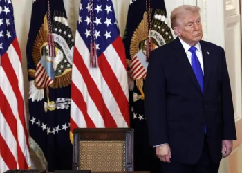 Trump analiza exigir a los bancos de EE.UU. datos sobre la nacionalidad de sus clientes