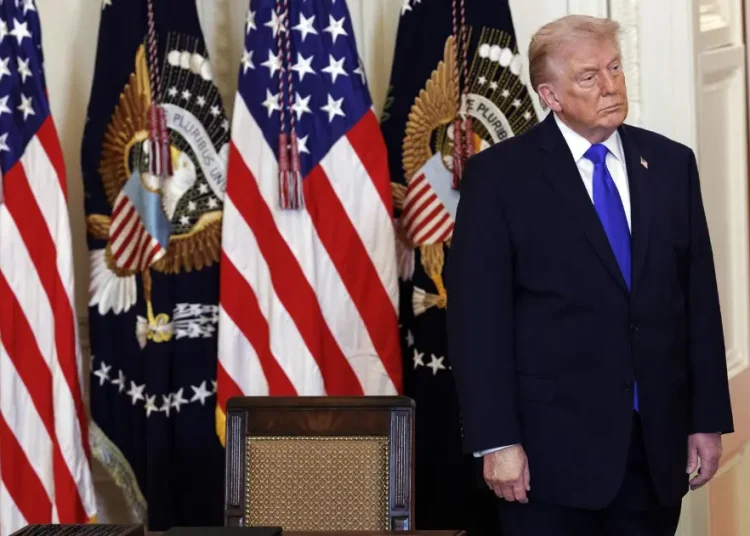 Trump analiza exigir a los bancos de EE.UU. datos sobre la nacionalidad de sus clientes