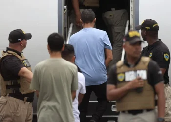 Salidas voluntarias de migrantes detenidos en 2025 alcanzan un récord de 28 %, según CBS