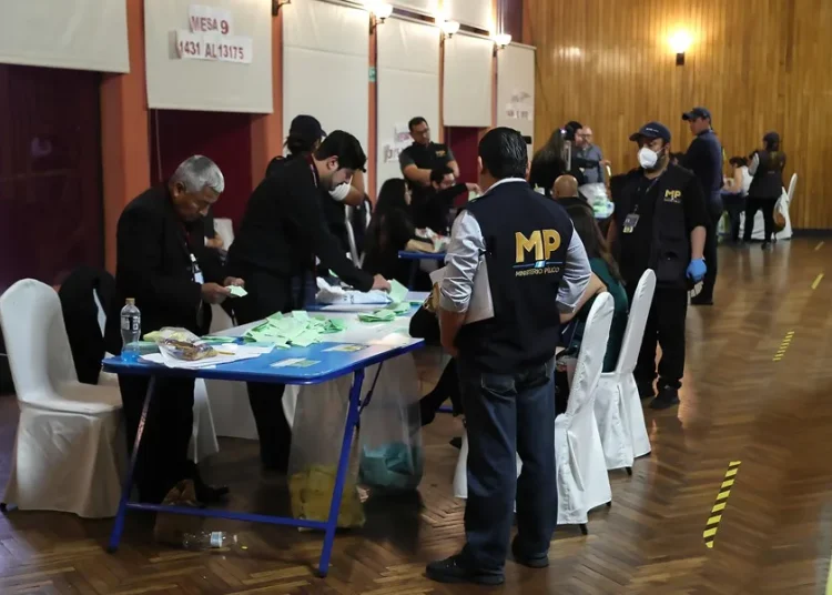 Máximo tribunal de Guatemala avala las acciones de la Fiscalía si no interrumpen las elecciones