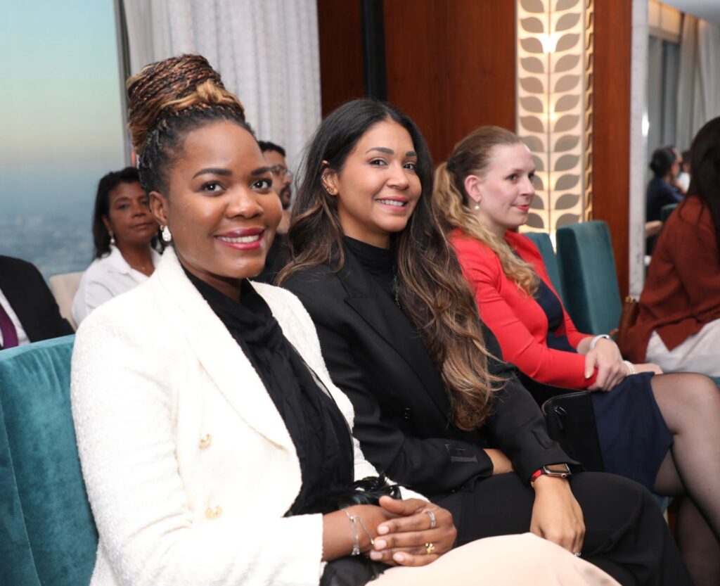 Abinader comparte con la comunidad dominicana en Emiratos Árabes Unidos - Noticias de hoy en República Dominicana | De Último Minuto