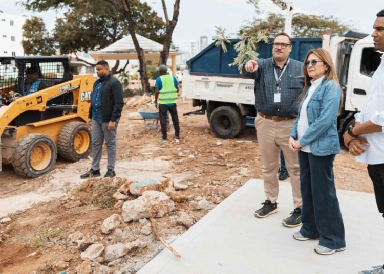Carolina continúa recorrido por obras del Distrito Nacional