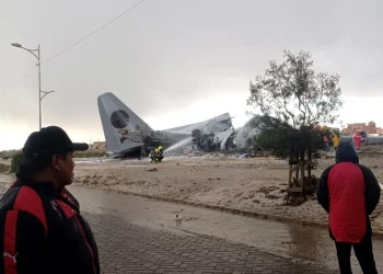 Al menos 15 muertos en accidente de un avión militar de carga en Bolivia, según bomberos