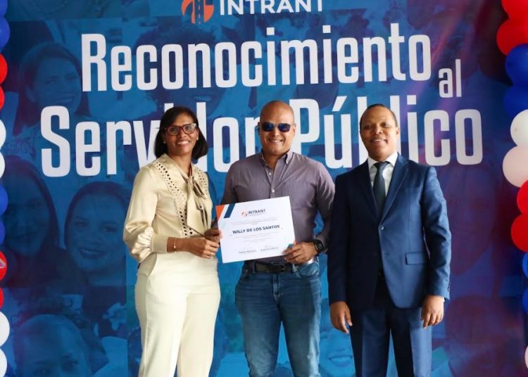 Intrant reconoce a 56 servidores públicos por su trayectoria y transparencia