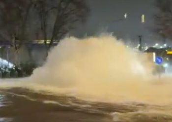 Colapso hídrico paraliza el acceso al principal aeropuerto de Madrid tras la rotura de una tubería