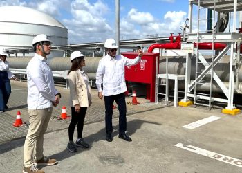 Embajadora reconoce contribución de la inversión energética estadounidense en RD durante visita a AES Andrés