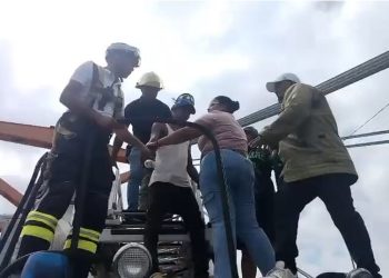 Bomberos frustran intento de suicidio en el Puente Hermanos Patiño y el tránsito colapsa en plena hora laboral