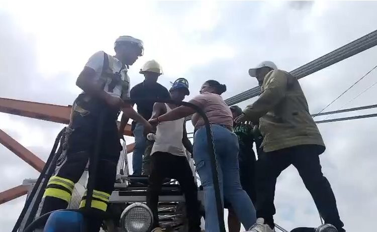 Bomberos frustran intento de suicidio en el Puente Hermanos Patiño y el tránsito colapsa en plena hora laboral