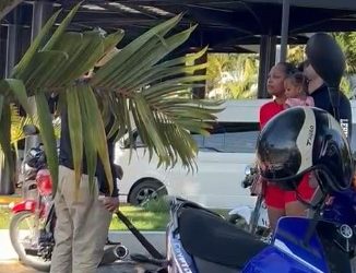 Hombre es detenido tras intentar agredir con machete a la pareja de su exmujer en el parqueo de la Fiscalía de Jarabacoa