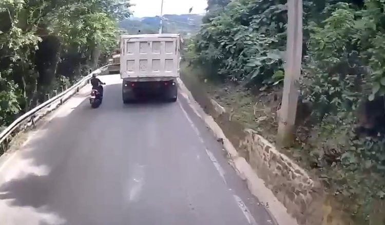 Preocupación en Las Terrenas por circulación de camiones pesados en vía prohibida