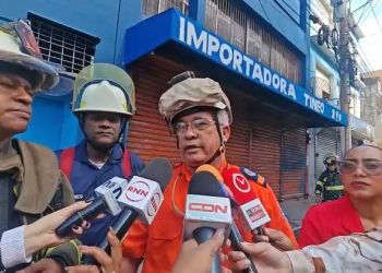 Defensa Civil apoya labores contra incendio en almacén de Tiendas Garrido
