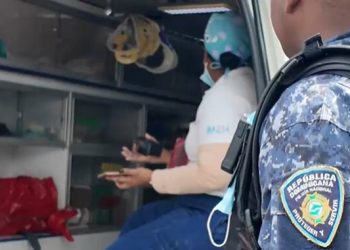 Otro bombero recibe asistencia médica durante labores para sofocar incendio en almacén de Tiendas Garrido