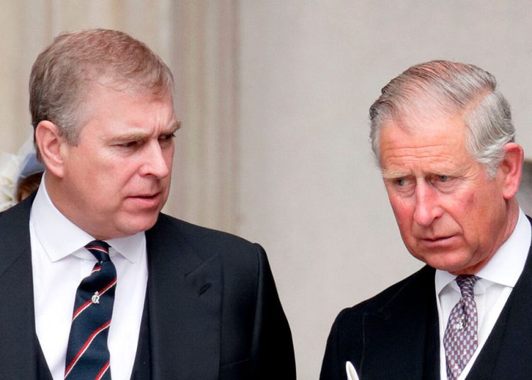 Carlos III afirma no aportó dinero para frenar demanda de Giuffre contra expríncipe Andrés