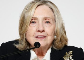 Hillary Clinton dice no tener problema con que su comparecencia sobre Epstein sea pública
