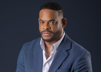 Equipo de Yiyo Sarante aclara que artista viaja con documentación legal y niega vínculos con irregularidades