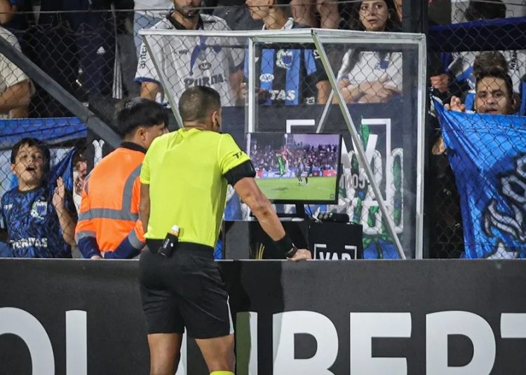 El VAR ampliará sus revisiones en el Mundial 2026 con control sobre córners y segundas amarillas