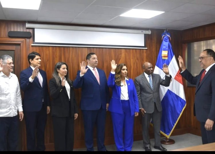 Antoliano Peralta juramenta a los viceministros de Justicia y al director de Servicios Penitenciarios