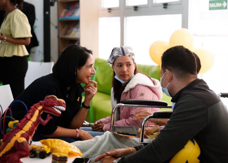Primera dama comparte con niños y adolescentes con cáncer en Unidad Oncopediátrica