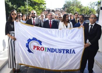 Proindustria rinde honor a los héroes de la Independencia Nacional ante el Altar de la Patria