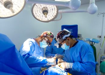Jóvenes neurocirujanos realizan cirugía cerebral con paciente despierto en el país