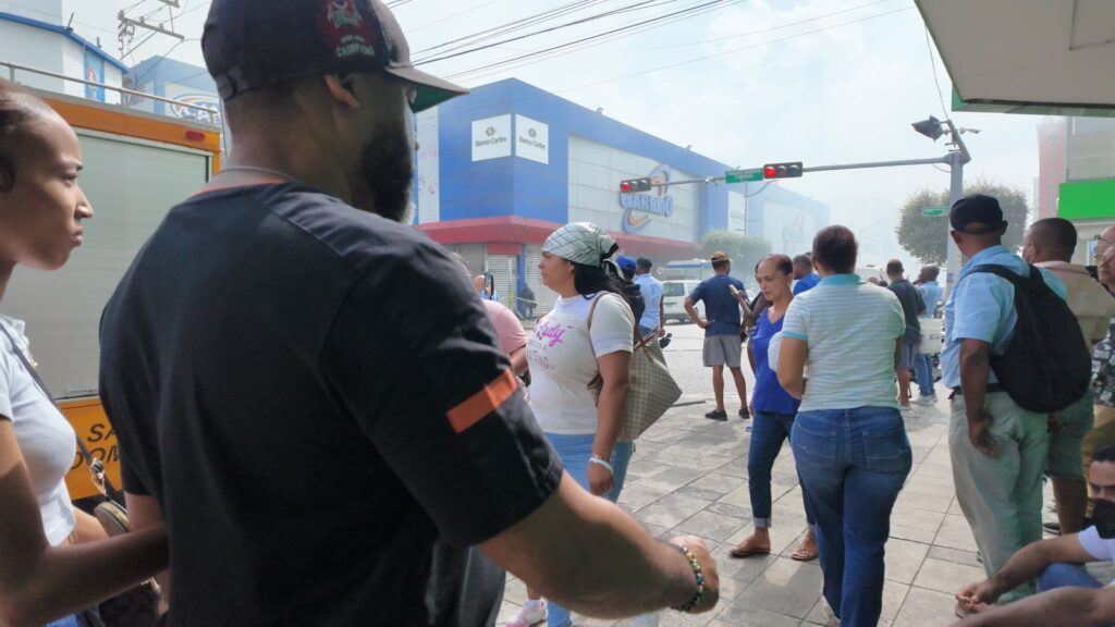 Pese a la humareda por incendio en Garrido, algunos comerciantes de la Duarte siguen operando | 2 | Pese a la humareda por incendio en Garrido, algunos comerciantes de la Duarte siguen operando - Noticias de hoy en República Dominicana | De Último Minuto